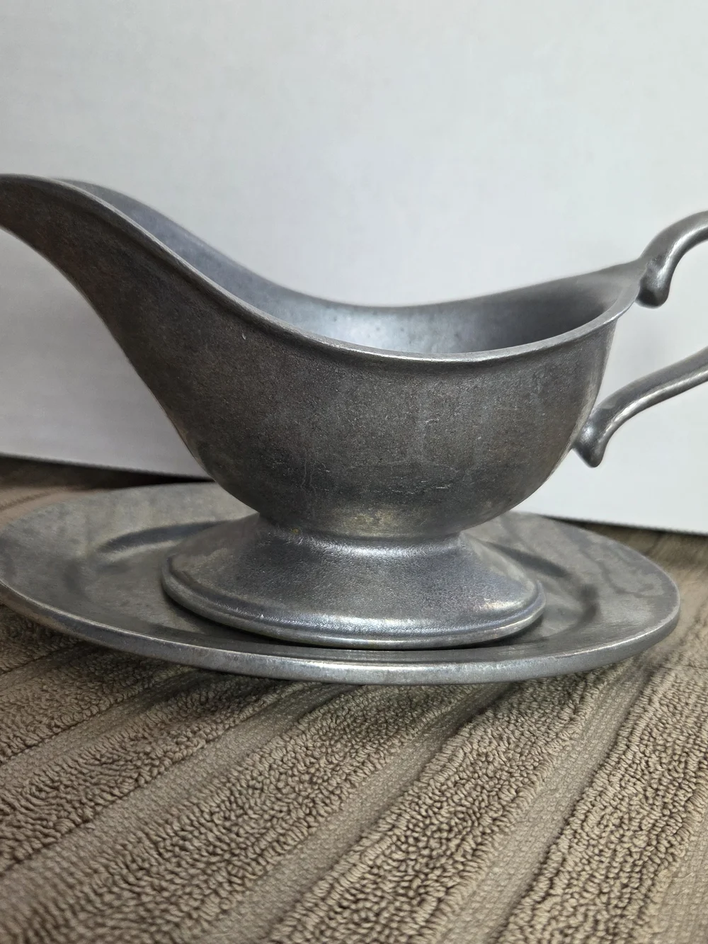 Traditional Wilton Armetale Plough Tavern Gravy Boat